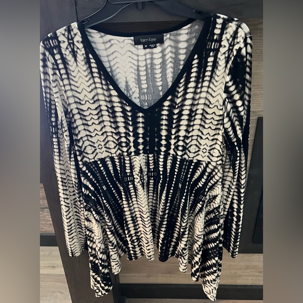 Black and White Patterned Top by Karen Kane size M